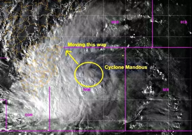 Cyclone Mandous: వణుకుతున్న తీరం, విద్యాసంస్థలకు సెలవు