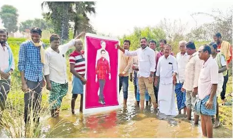 కేసీఆర్ ఫోటోకు పాలాభిషేకం చేసినందుకు పార్టీనుంచి సస్పెండ్ అయిన బీజేపీ నేత