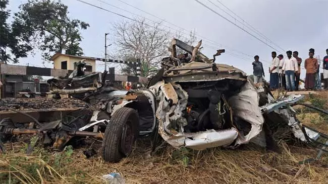 సినిమా స్టైల్ లో యాక్సిడెంట్.. బొలెరోని ఢీకొన్న దురంతో ఎక్స్ ప్రెస్