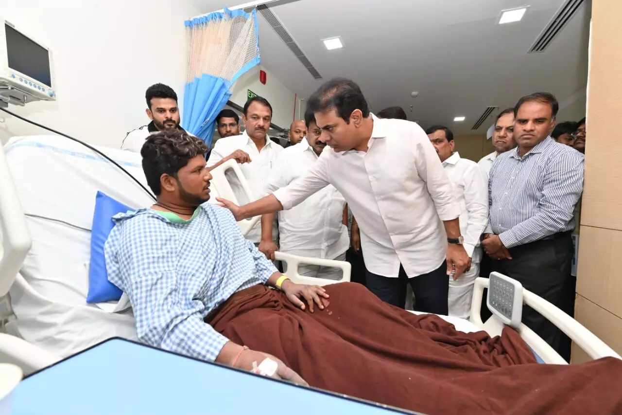 ఎల్బీనగర్ బాధితులకు మంత్రి కేటీఆర్ పరామర్శ