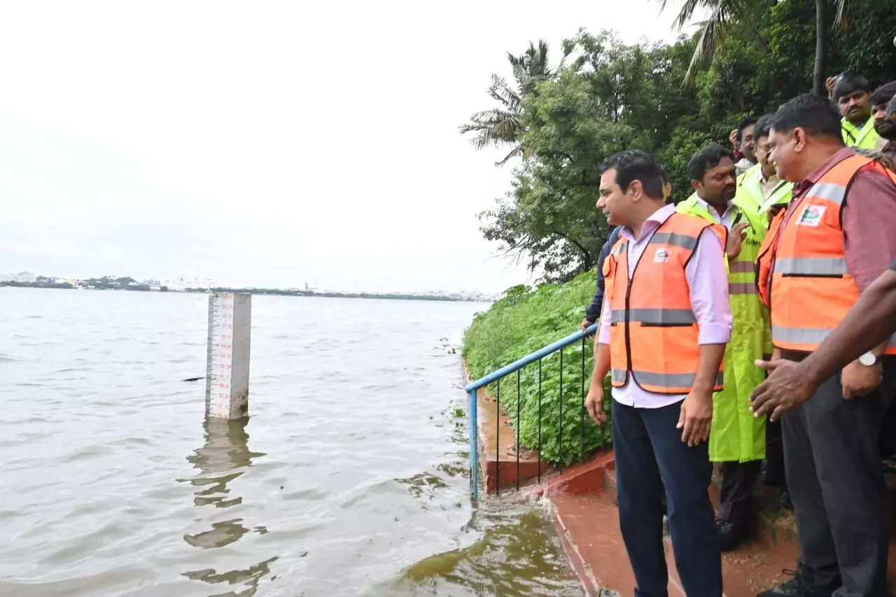 హైదరాబాద్ లో కేటీఆర్ పర్యటన.. అధికారులతో సమీక్ష