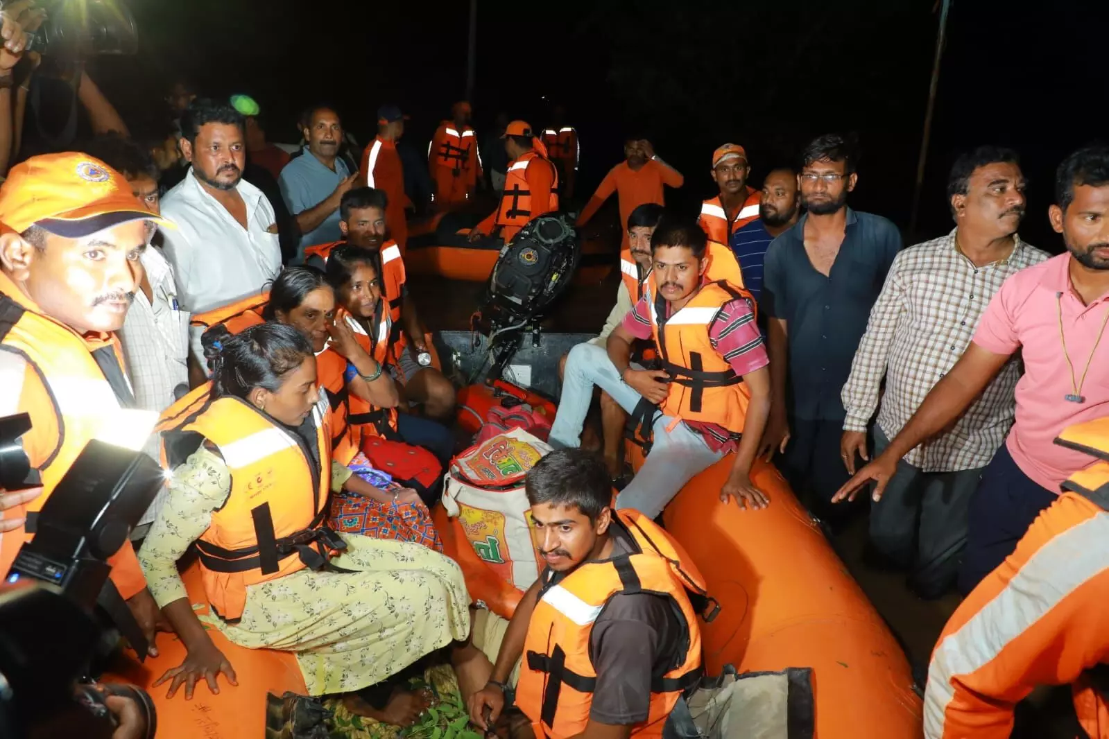 ట్రాక్టర్లు, బోట్లు, హెలికాప్టర్లు.. అర్థరాత్రి కూడా ఆగని సహాయక చర్యలు