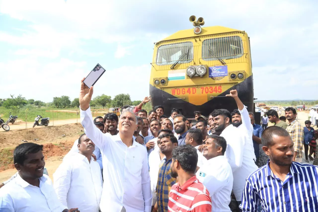 మనం సాధించాం.. జిల్లా, గోదావరి జలాలు, రైలు