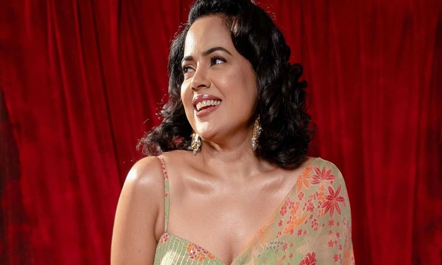 sameera-reddy-sameera-reddy-is-waiting