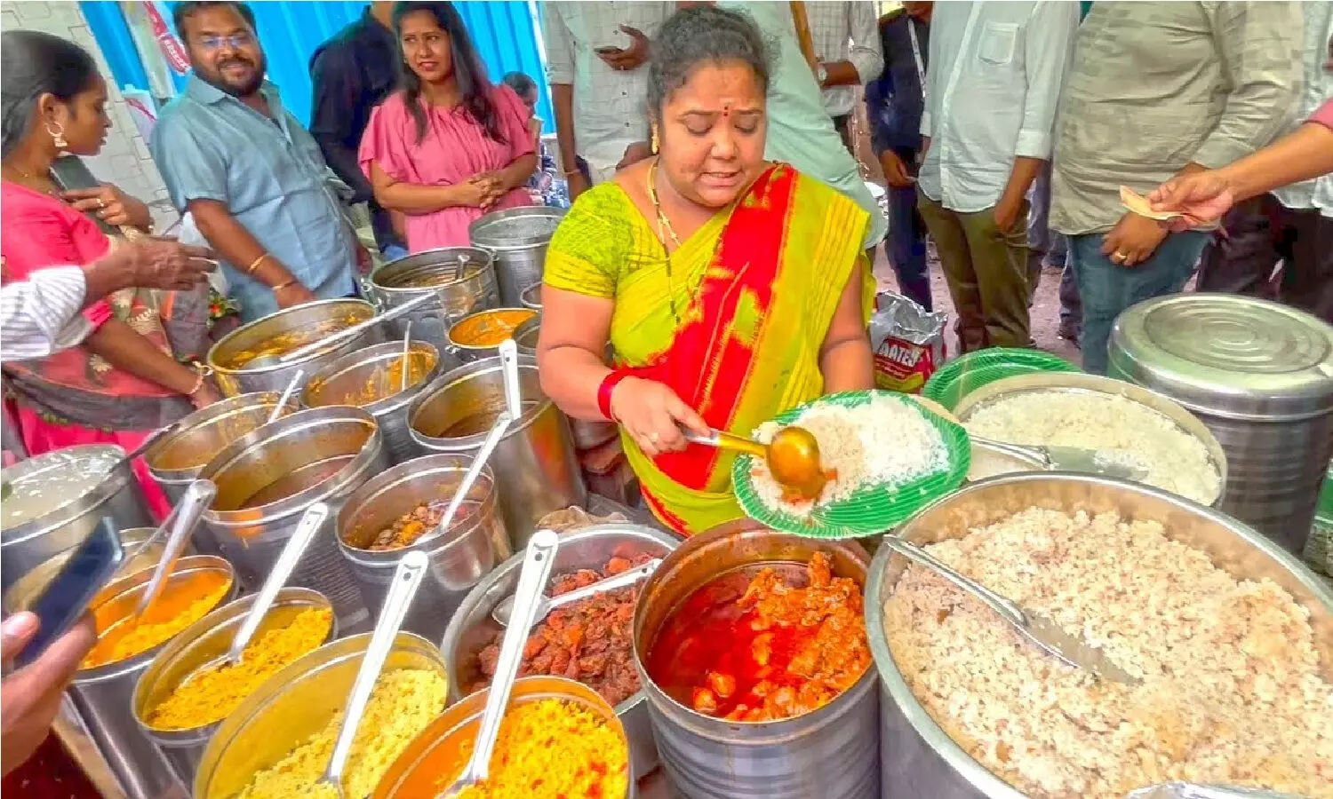 కుమారి ఆంటీ హోటల్ క్లోజ్.. తప్పెవరిది..?