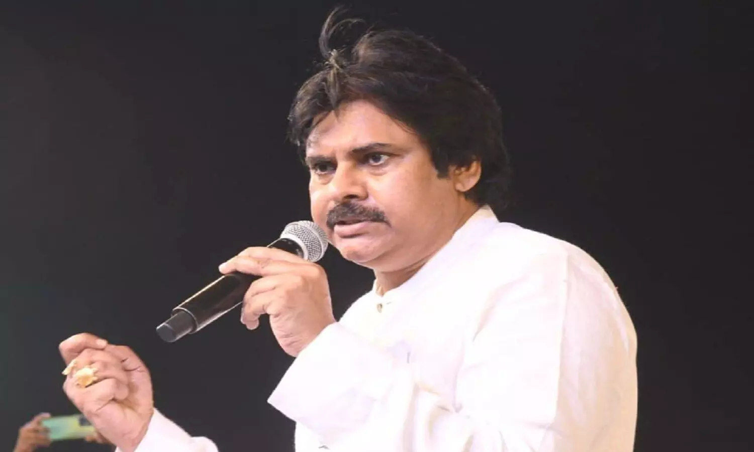 శుభాకాంక్షలు చెప్పి మరీ తిట్టించుకున్న పవన్