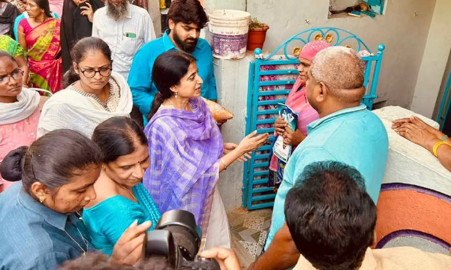 సీఎం సతీమణి ప్రచారం.. టీడీపీ విష ప్రచారం