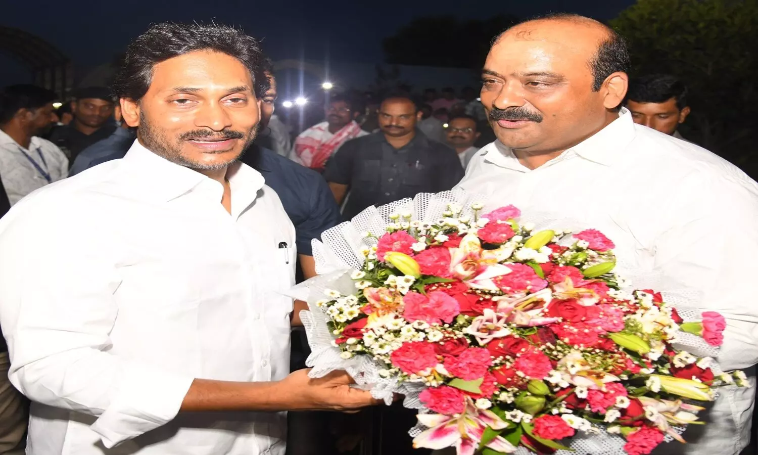 ఏపీకి జగన్.. గన్నవరంలో ఘన స్వాగతం