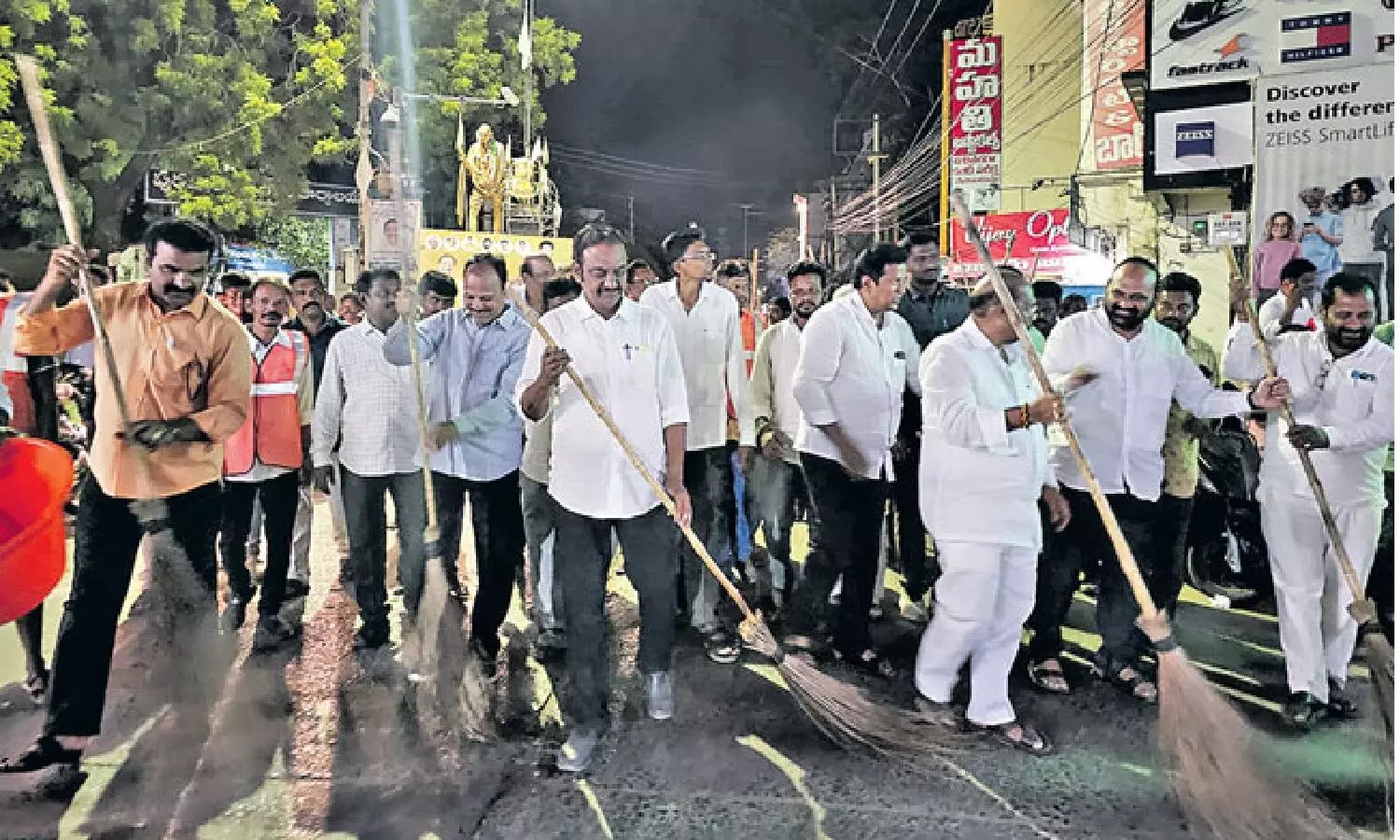 చంద్రబాబు మార్కు శ్రమదానం.. చీపురు పట్టిన ఎమ్మెల్యే