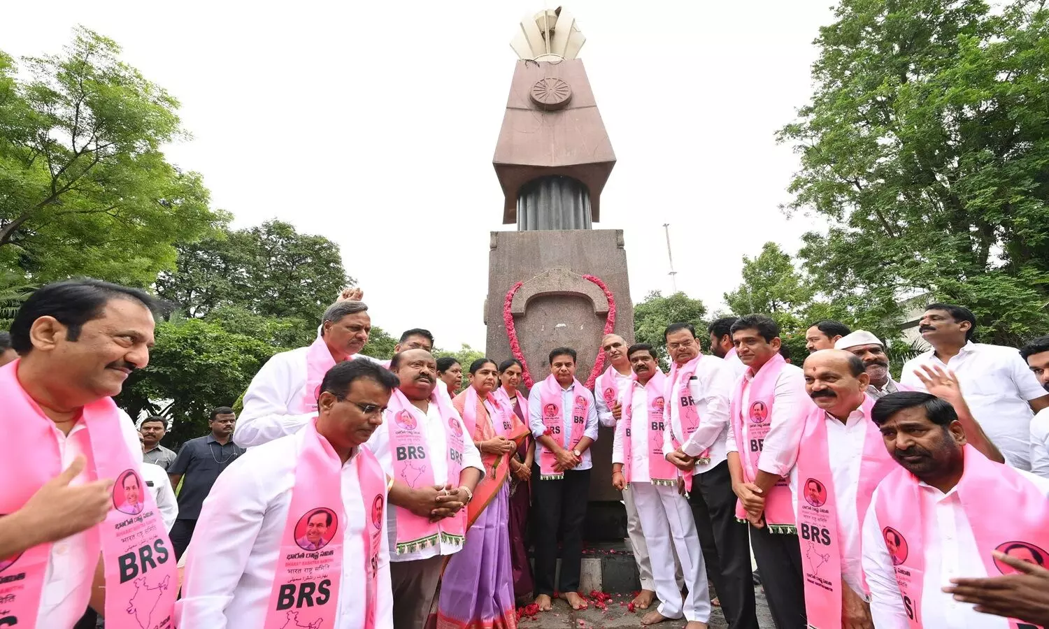 అమరవీరుల స్థూపం నుంచి అసెంబ్లీ వరకు.. జై తెలంగాణ నినాదాలు