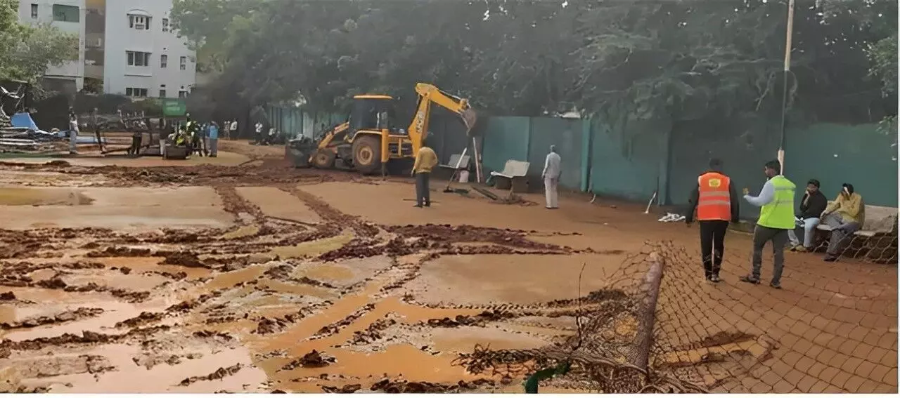 మాదాపూర్‌లో అక్రమ నిర్మాణాల కూల్చివేతలు