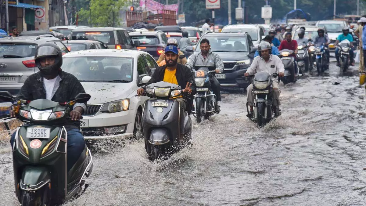 హైదరాబాద్‌లో కుండపోత వర్షం..జీహెచ్‌ఎంసీ అలర్ట్