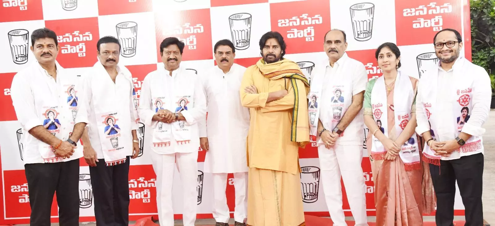 పవన్ సమక్షంలో జనసేనలో చేరిన వైసీపీ మాజీ ఎమ్మెల్యేలు