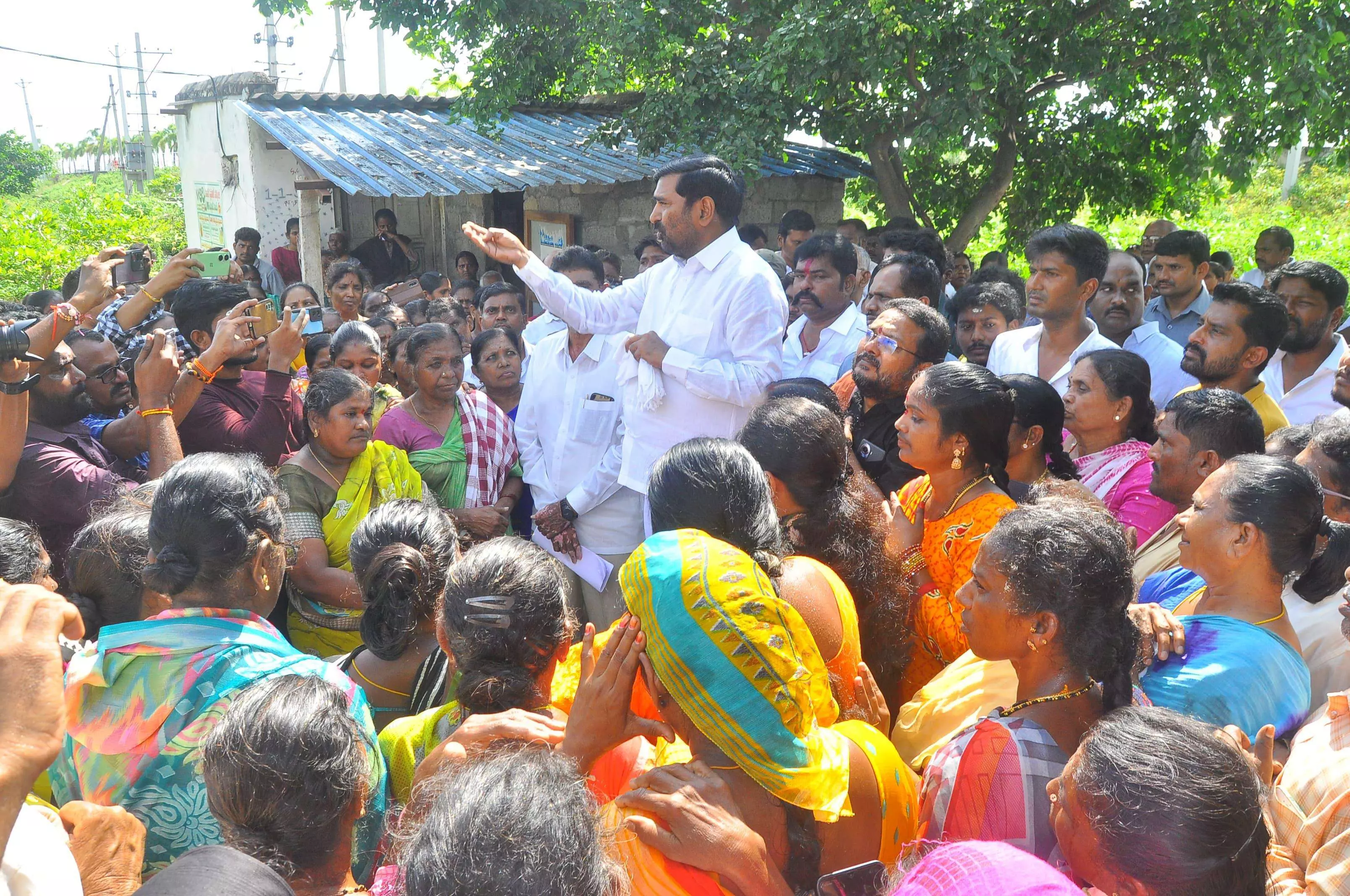 ప్రభుత్వం ప్రజలను వేధిస్తోంది