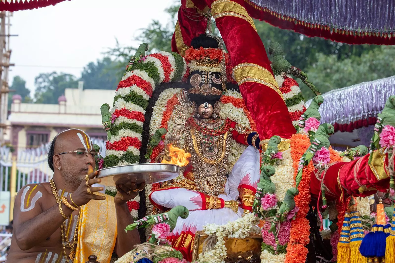 మోహినీ అలంకారంలో జగన్మోహనాకారుడు