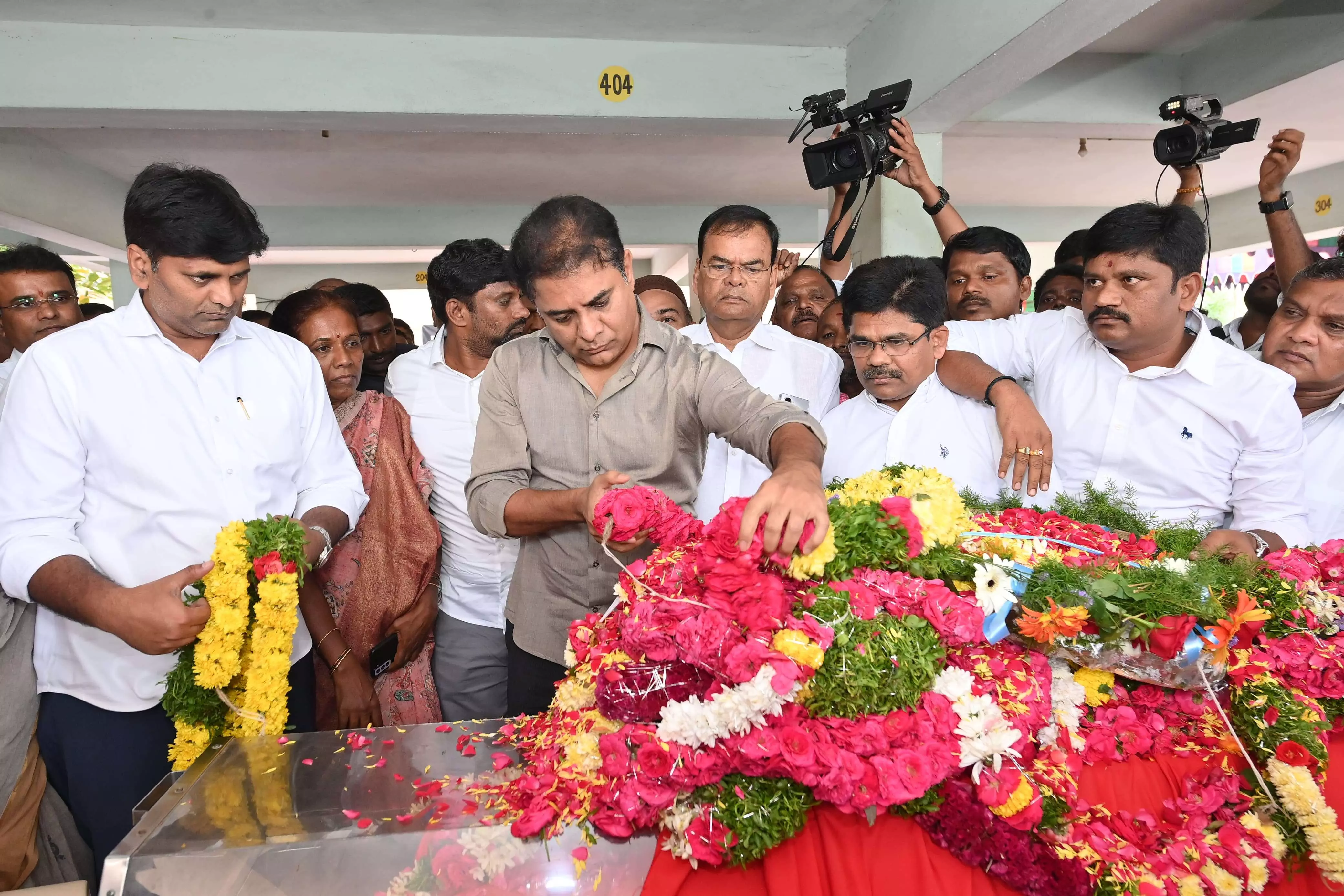 ప్రొఫెసర్‌ సాయిబాబాకు కేటీఆర్‌ నివాళులు