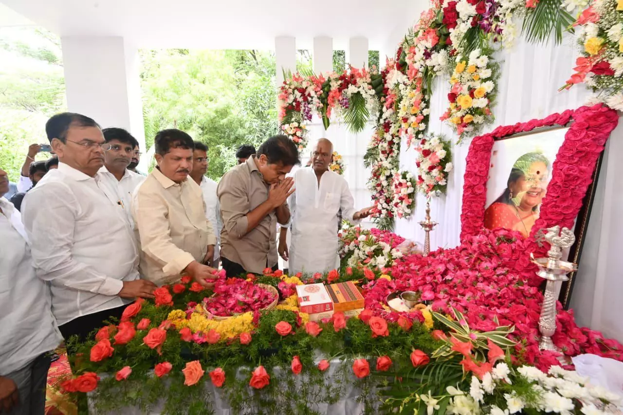 సినీ నటుడు రాజేంద్రప్రసాద్‌ను పరామర్శించిన  కేటీఆర్