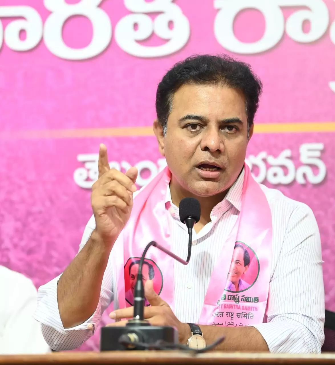 గ్రూప్‌-1 అభ్యర్థుల మీద లాఠీచార్జి అమానుషం : కేటీఆర్