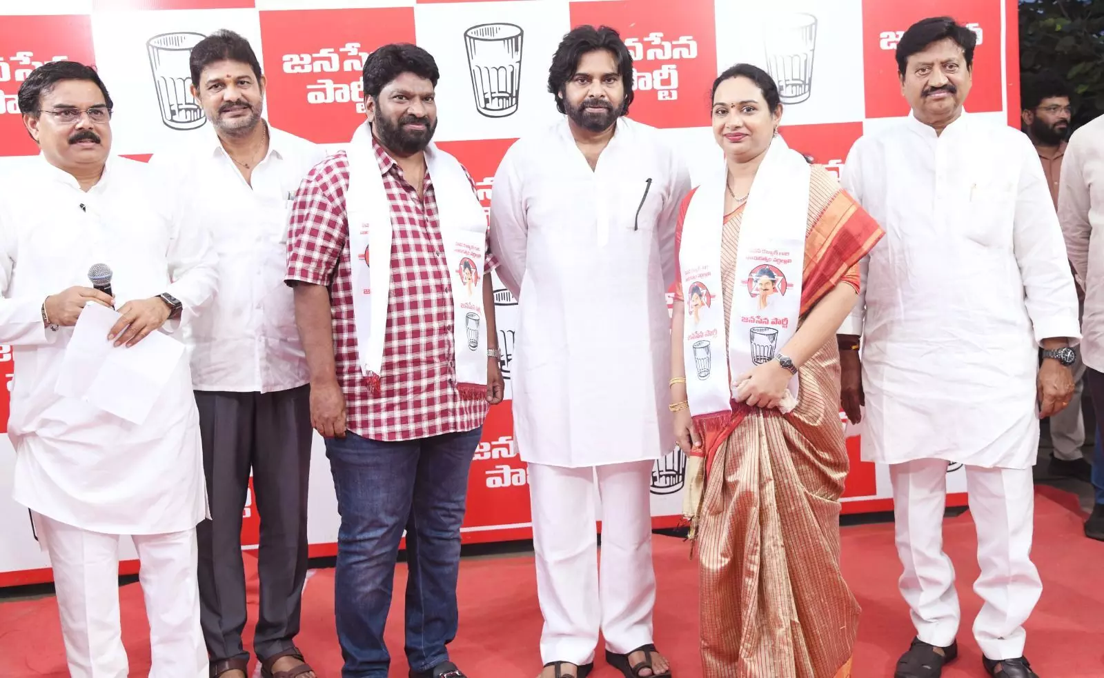 జనసేన పార్టీలో చేరిన ముద్రగడ కుమార్తె