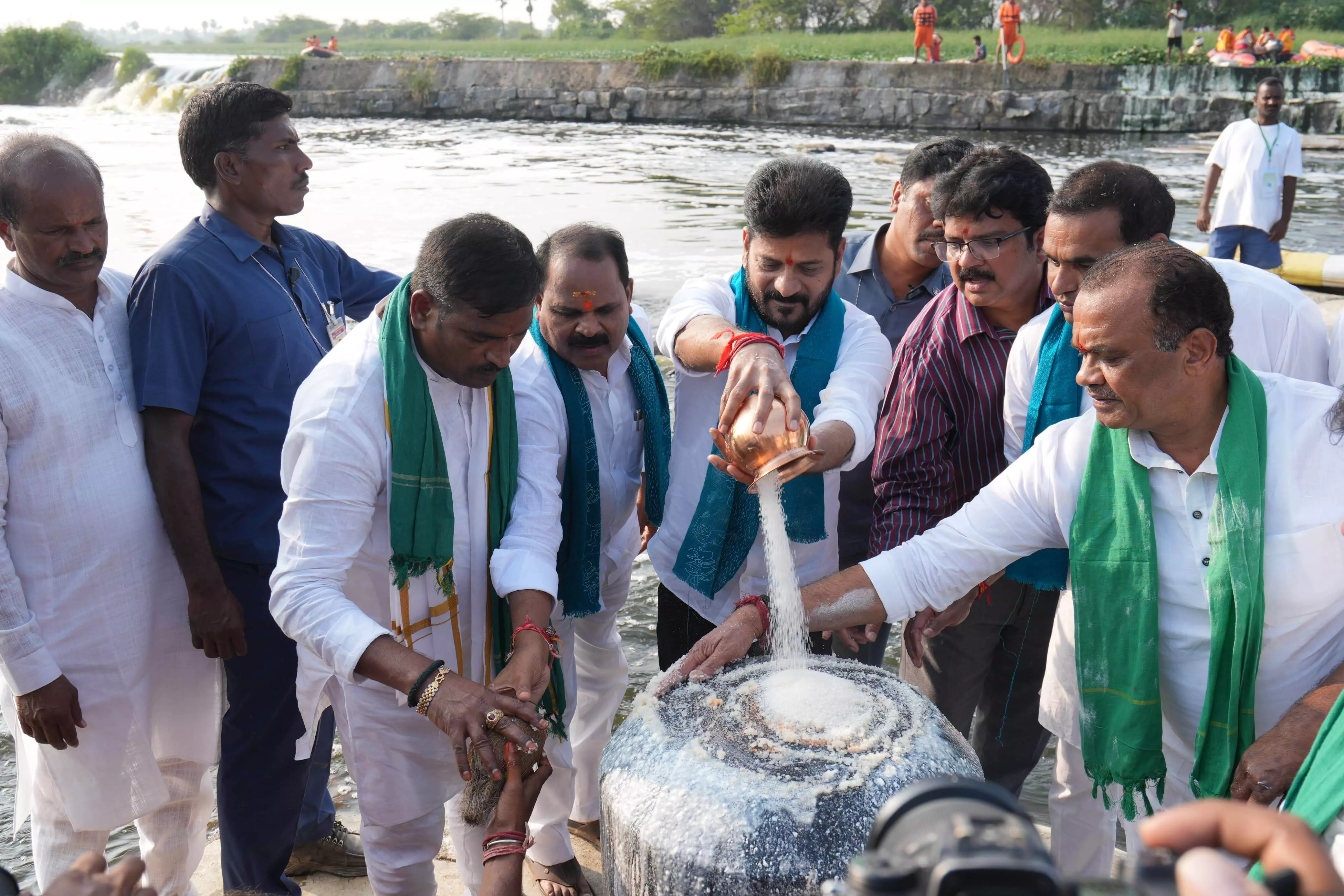 వాళ్లమీద బుల్డోజర్లు ఎక్కించి మూసీ ప్రాజెక్టు చేపడుత