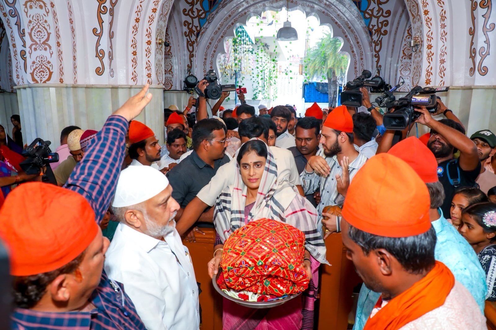 కడప ఉర్సు ఉత్సవాల్లో పాల్గొన్న వైఎస్  షర్మిల