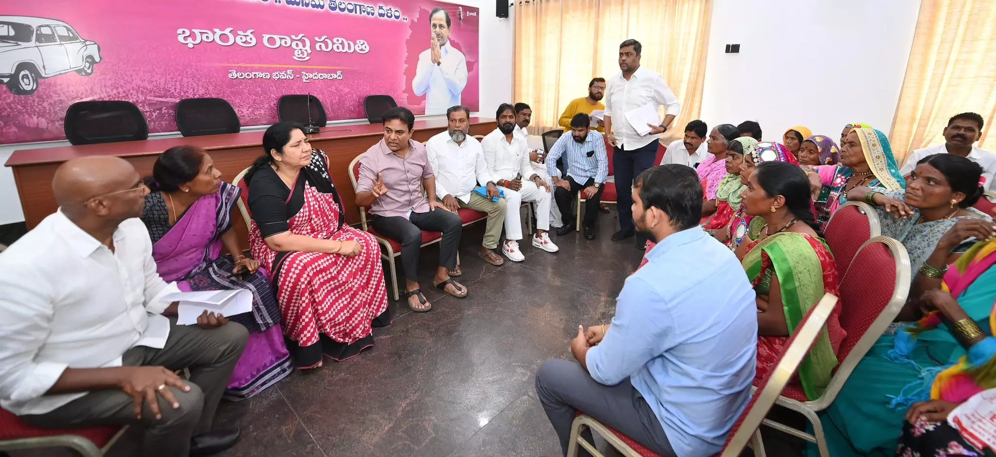 లగచర్ల బాధితులకు భరోసానిచ్చిన కేటీఆర్