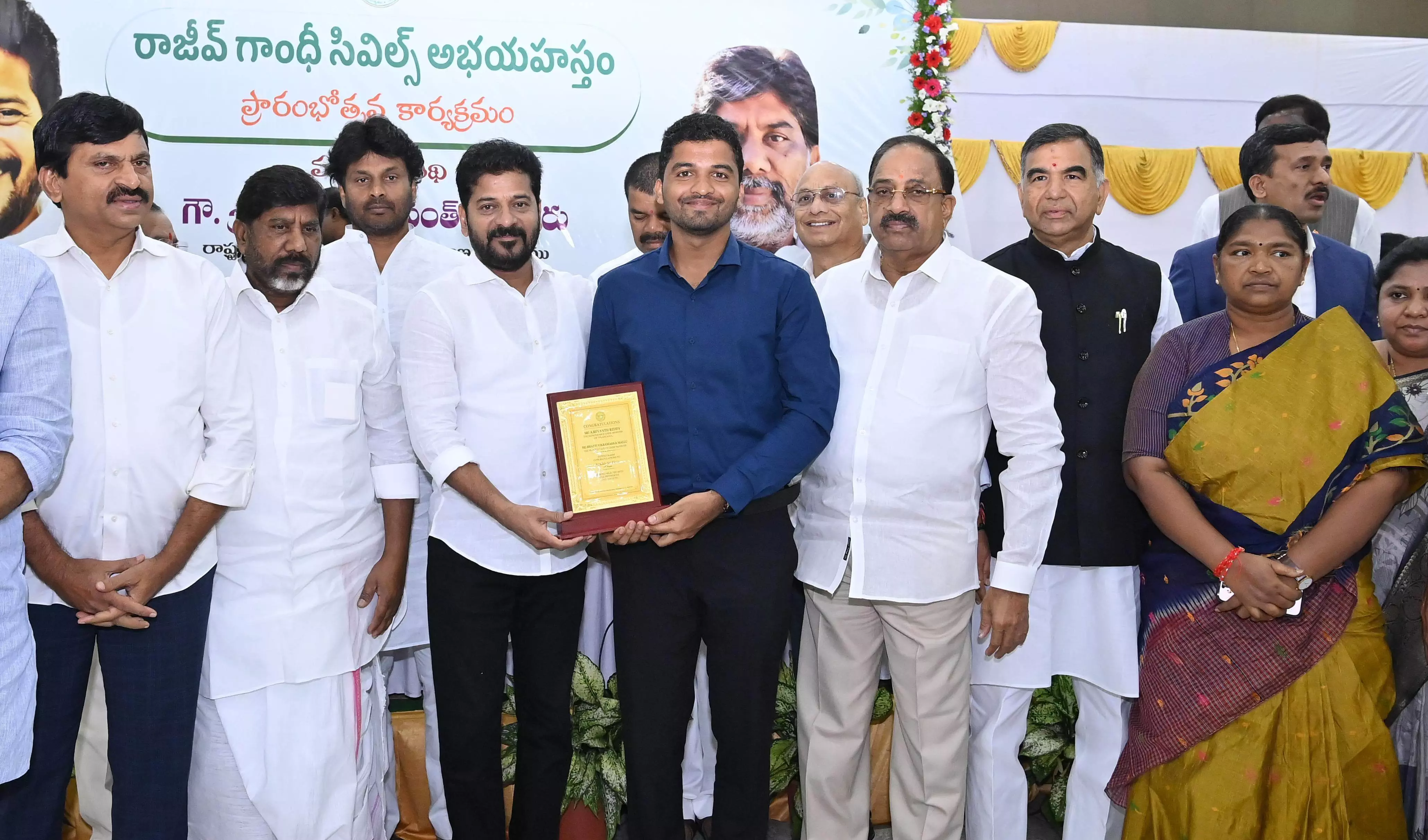 సివిల్స్ మెయిన్స్‌లో అర్హత సాధించిన అభ్యర్థులకు సీఎం అభినందనలు