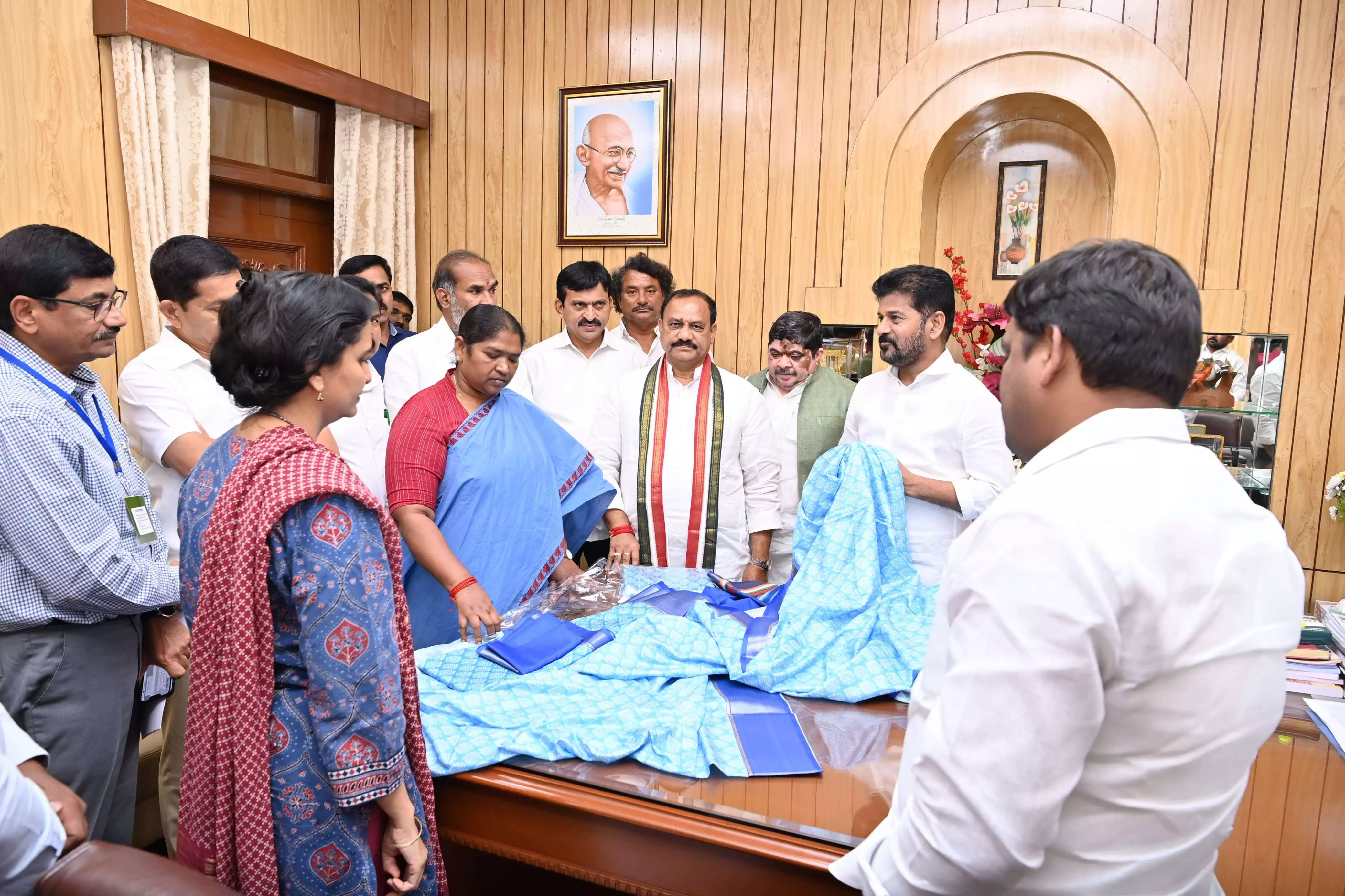 స్వశక్తి మహిళలకు ఇచ్చే చీరలు పరిశీలన