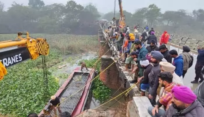 కాల్వలోకి దూసుకెళ్లిన బస్సు.. 8 మంది దుర్మరణం