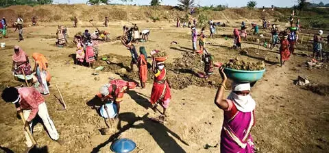 ఉపాధి ఉద్యోగులకు గ్రీన్‌ చానల్‌ లో జీతాలు