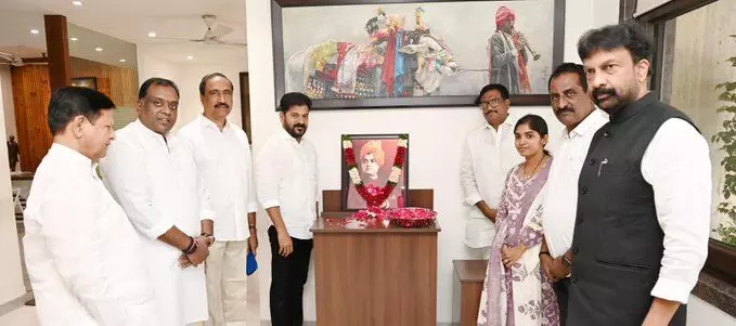 స్వామి వివేకానందకు సీఎం రేవంత్ నివాళి