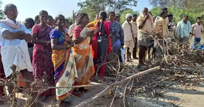 మైనింగ్‌ వద్దు.. గుట్ట ముద్దు నినాదంతో నిరాహారదీక్షలు