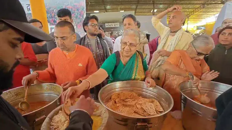 కుంభమేళాలో భక్తులకు ప్రసాదం వడ్డించిన సుధామూర్తి