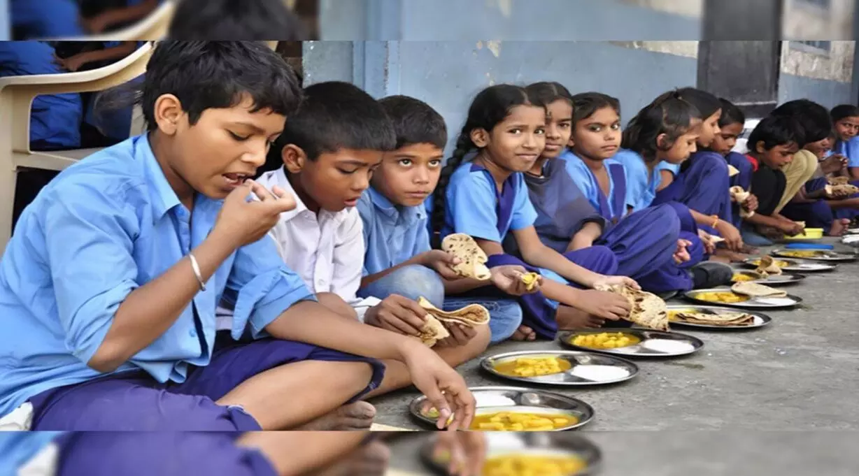 మధ్యాహ్న భోజన పథకంపై ప్రభుత్వానికి విద్యా కమిషన్‌ నివేదిక