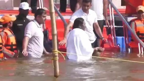 త్రివేణి సంగమంలో రాష్ట్రపతి పుణ్యస్నానం