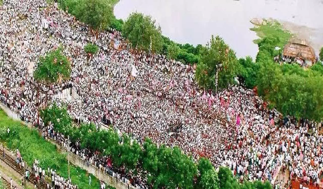 సబ్బండ వర్గాలు ఉద్యమంలో.. సంచులు మోసే పనిలో రేవంత్‌!