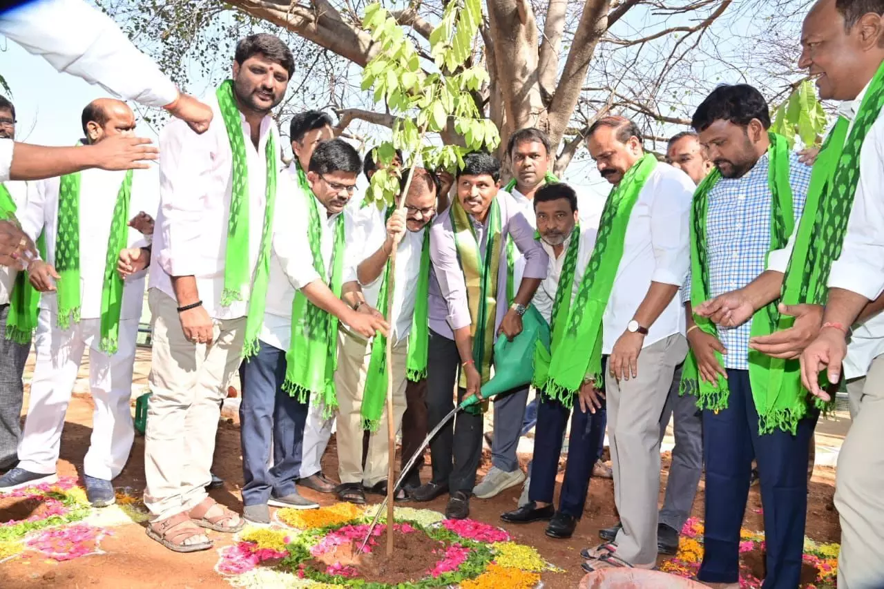 కేసీఆర్‌ బర్త్‌ డే సందర్భంగా మొక్కలు నాటిన నాయకులు