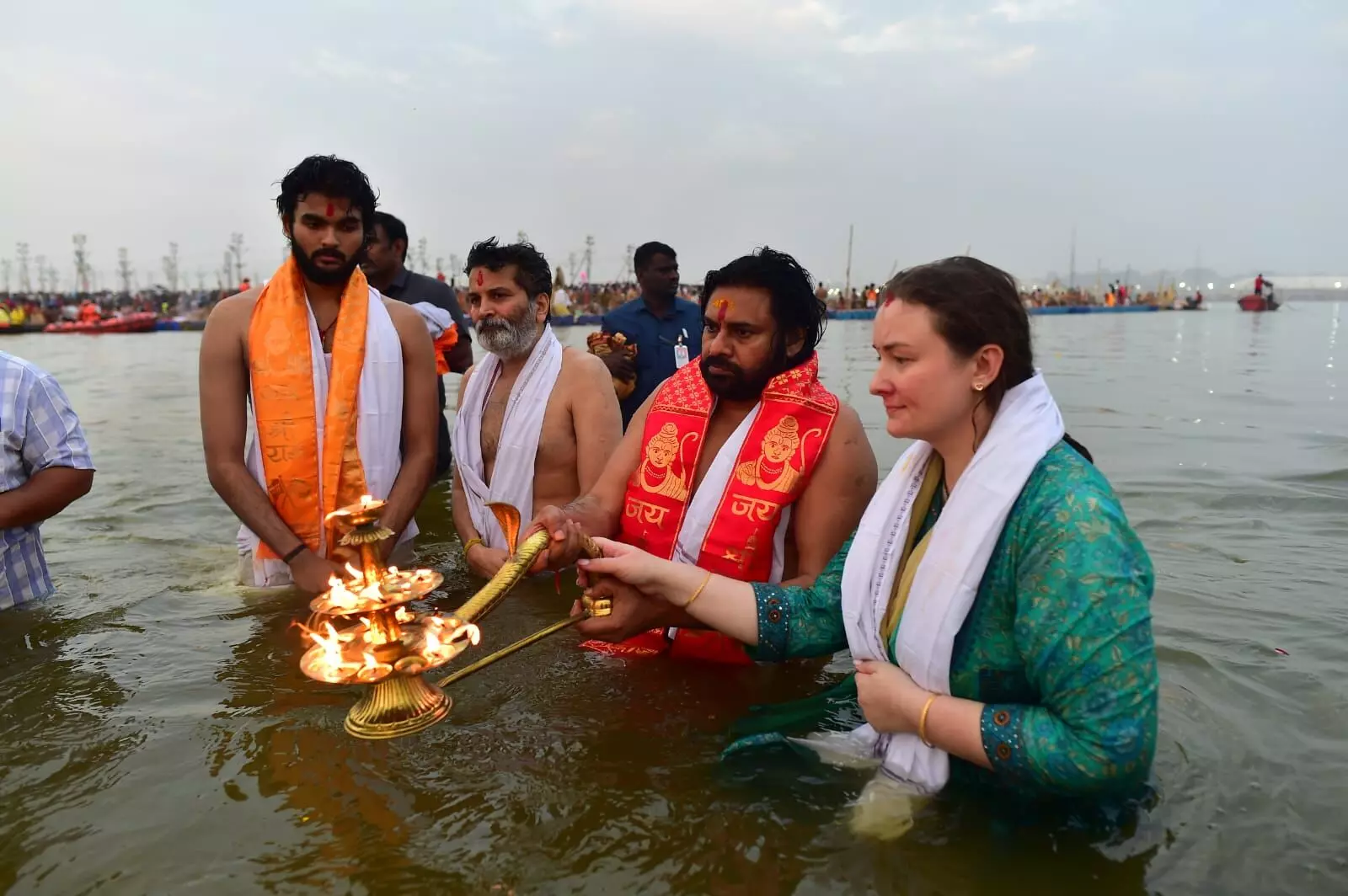 మహా కుంభమేళాలో పవిత్ర స్నానం ఆచరించిన  పవన్ దంపతులు