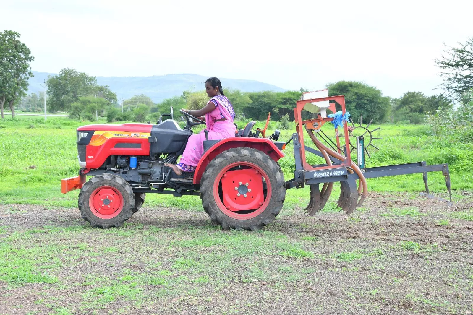 మహిళా రైతులకు అనువుగా మహీంద్రా ట్రాక్టర్లు