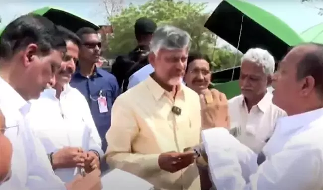 పారిశుద్ధ్య కార్మికులతో చంద్రబాబు ముఖాముఖి