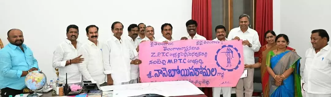 టీఆర్ఎస్ తొలి గుర్తు  రైతు నాగలి ఆవిష్కరించిన కేసీఆర్