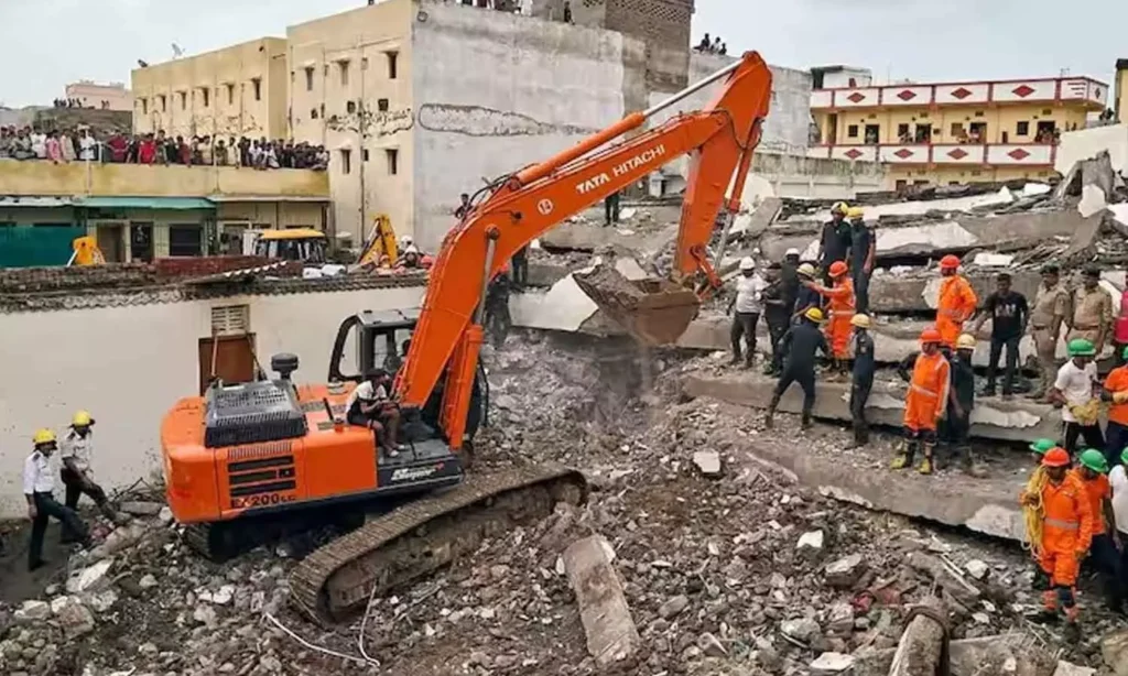 సూరత్‌లో కుప్పకూలిన ఆరంతస్తుల భవనం
