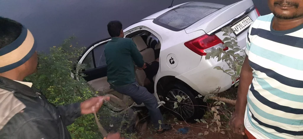 చెరువులోకి దూసుకెళ్లిన కారు