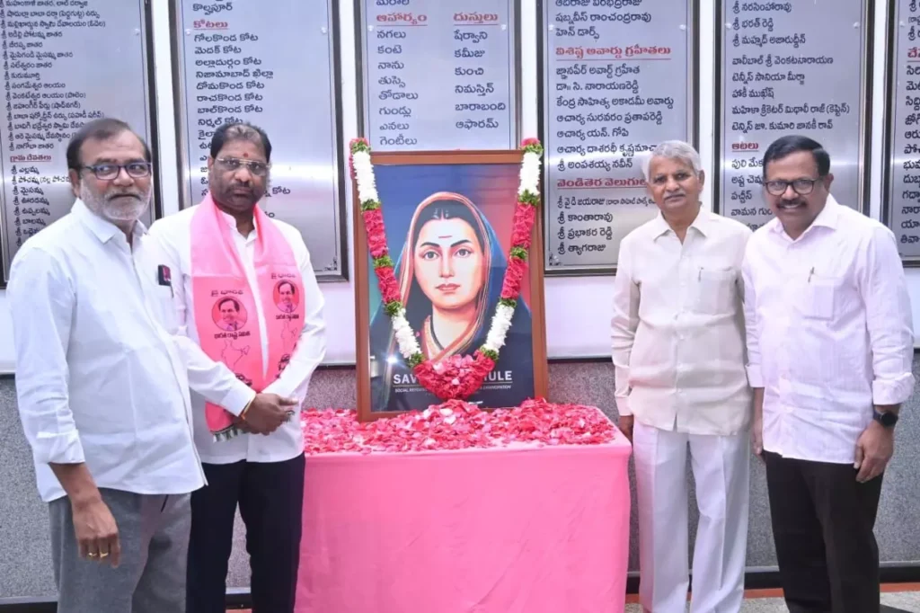 తెలంగాణ భవన్‌ లో సావిత్రి భాయి ఫూలేకు నివాళులు