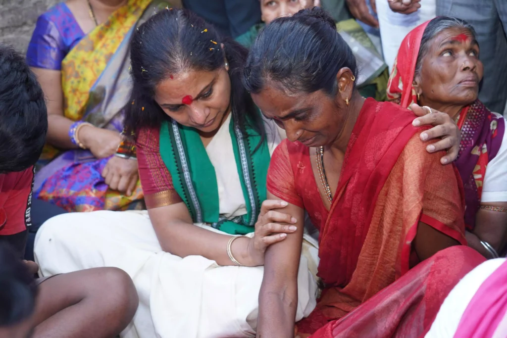 గురుకుల విద్యార్థి శైలజ కుటుంబానికి ఎమ్మెల్సీ కవిత పరామర్శ