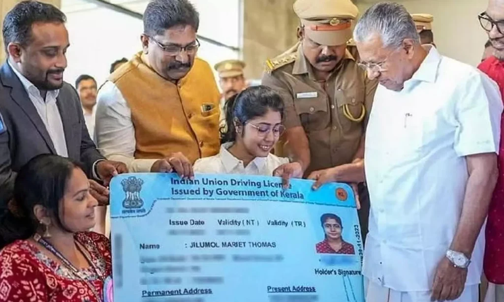 చేతుల్లేని యువతికి డ్రైవింగ్ లైసెన్స్.. అదీ ముఖ్యమంత్రి చేతులమీదుగా..